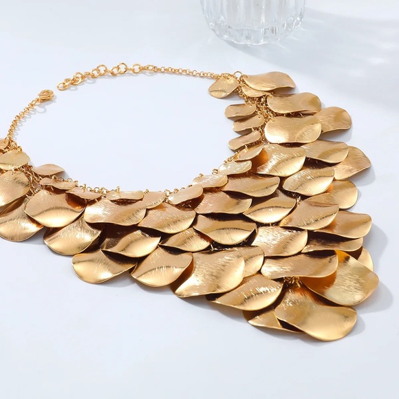 NWOT. Zara Golden Metal Plate Bib Necklace. - Picture 6 of 9